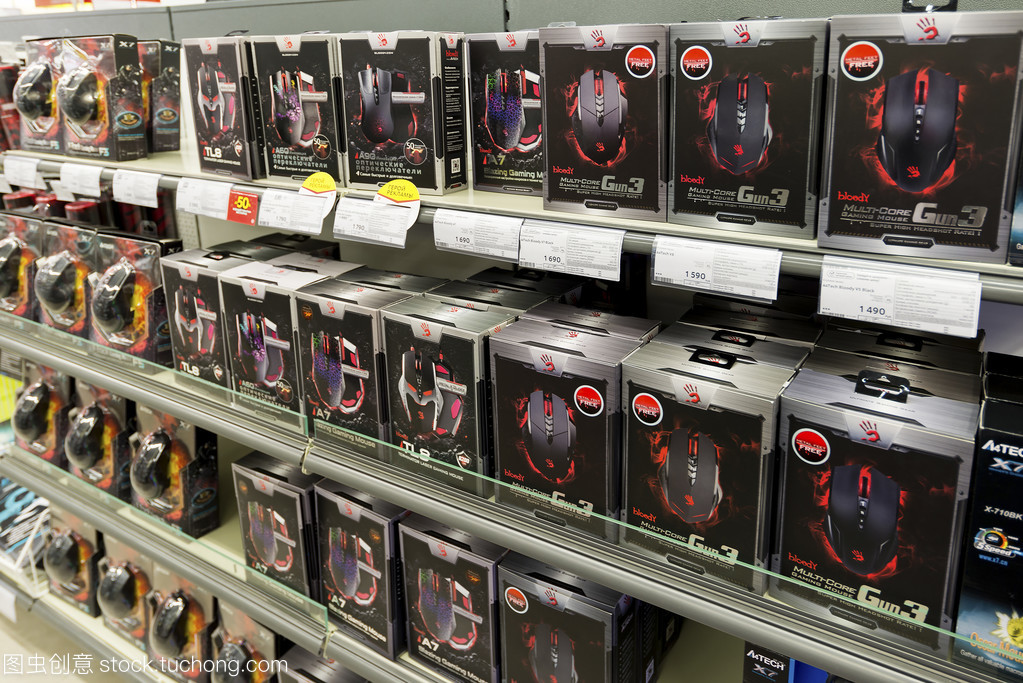 希姆基,俄罗斯-2015 年 12 月 22 日。Mvideo 大型连锁店卖电子产品和家用电器柜台上玩电脑鼠标